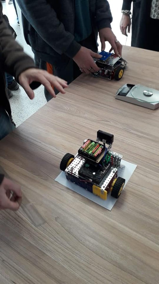 Un robot fabricado en la UNAHUR.