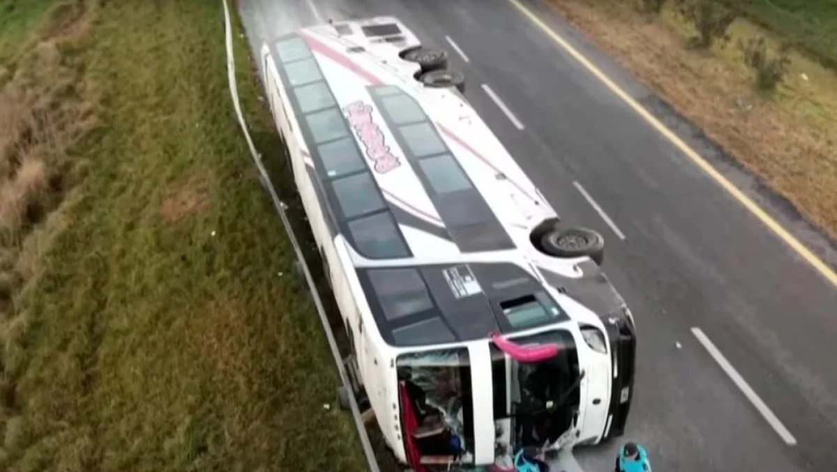Volcó un micro en la Ruta 2: había salido de Morón y hay dos personas ...