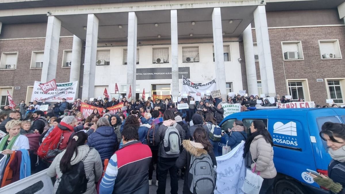 Profesionales del Hospital Posadas en una jornada de lucha en el nosocomio.