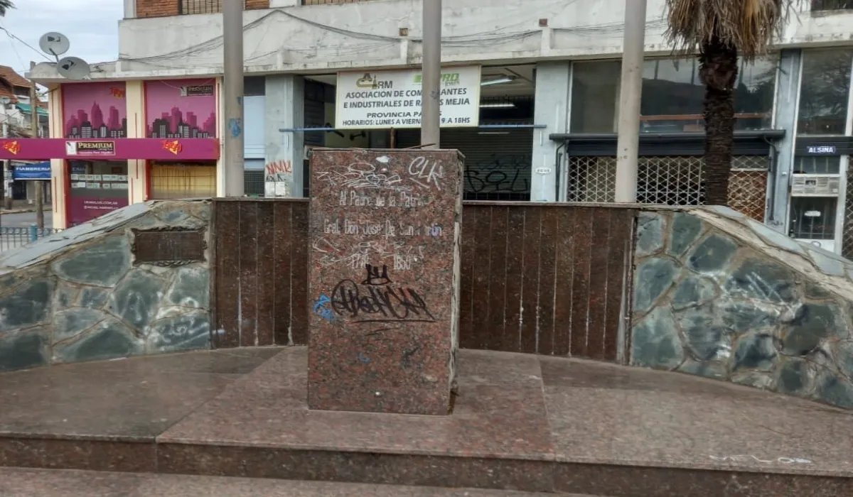 El pedestal de Ramos Mej&iacute;a tras el robo anterior.