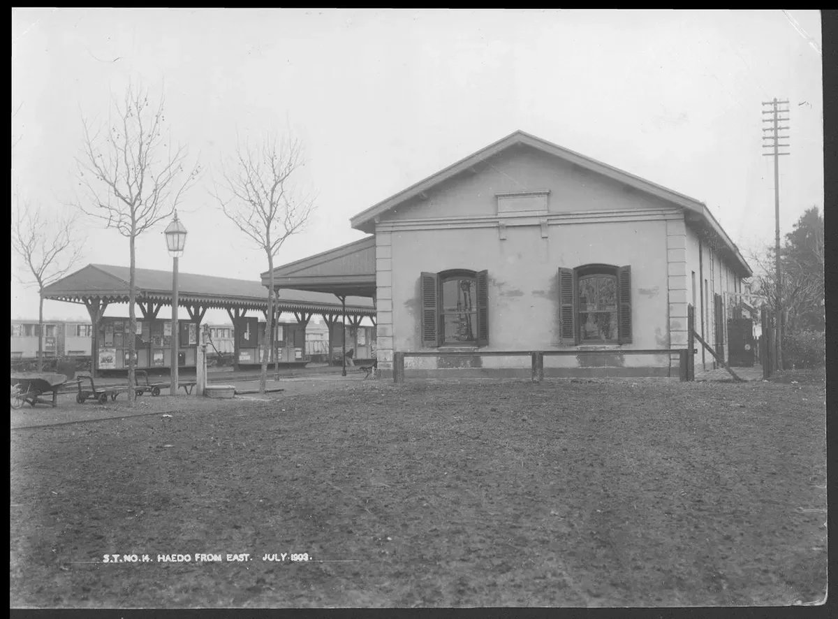 El antiguo edificio de la estaci&oacute;n de Haedo en 1903.