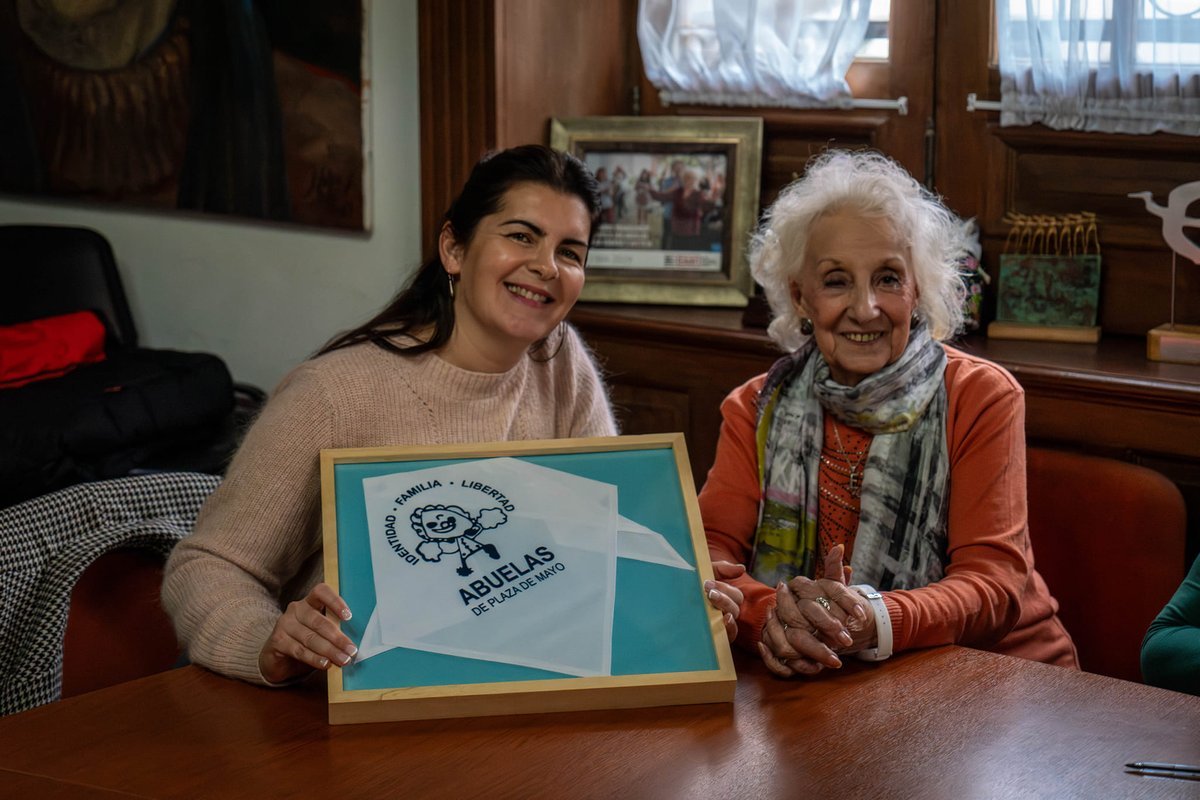 Mariel Fern&aacute;ndez y Estela de Carlotto en Moreno.