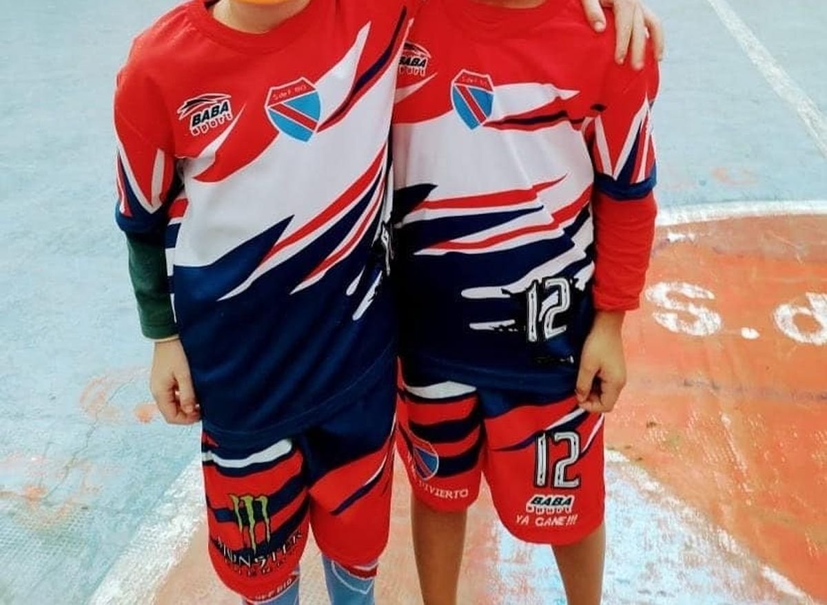 Dos de las camisetas robadas en Tapiales.