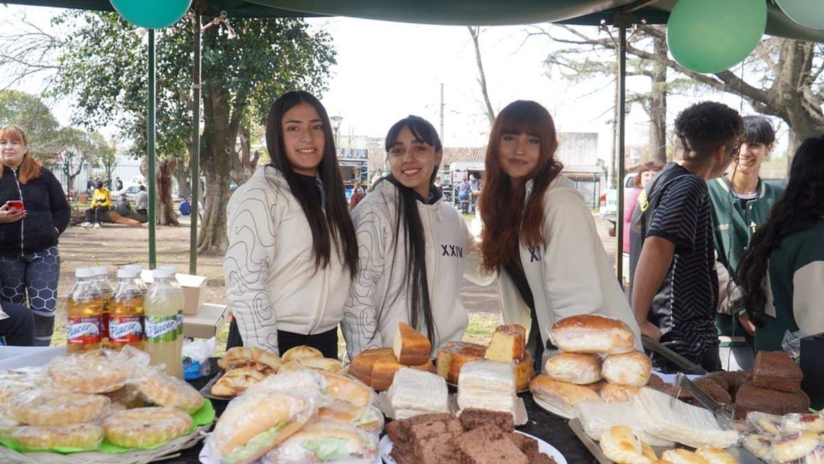 Los egresados de Merlo juntando fondos.