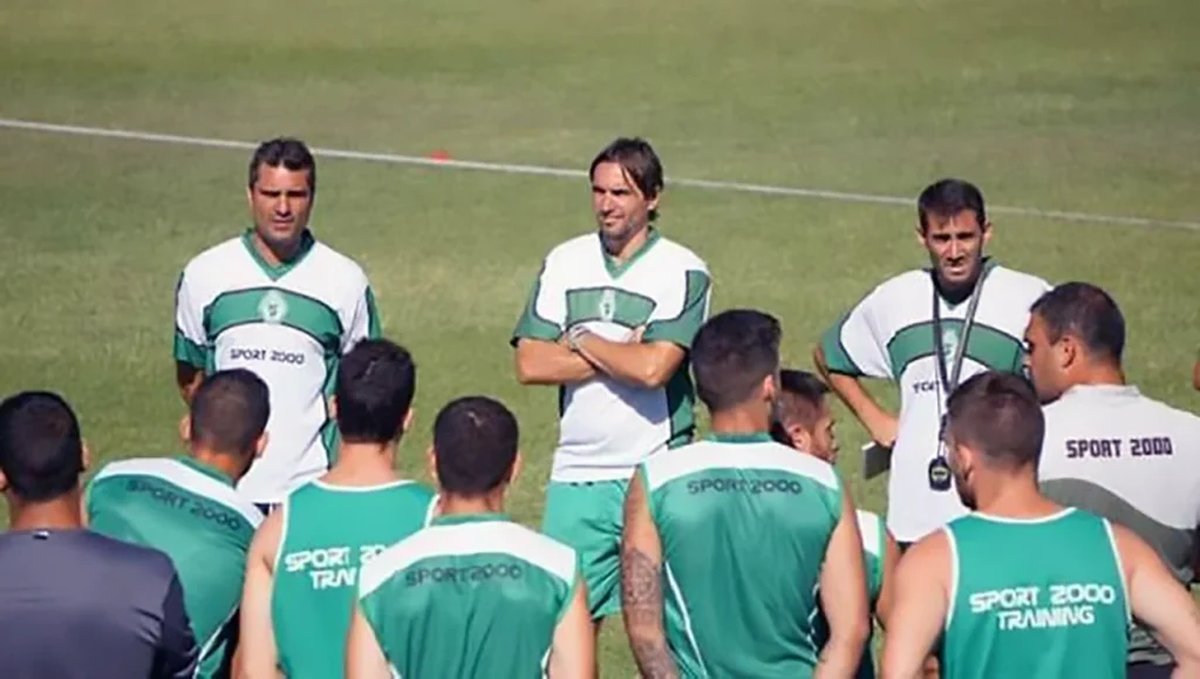 Diego Mart&iacute;nez como entrenador en el Club Atl&eacute;tico Ituzaing&oacute;, antes de su llegada a Boca Juniors.