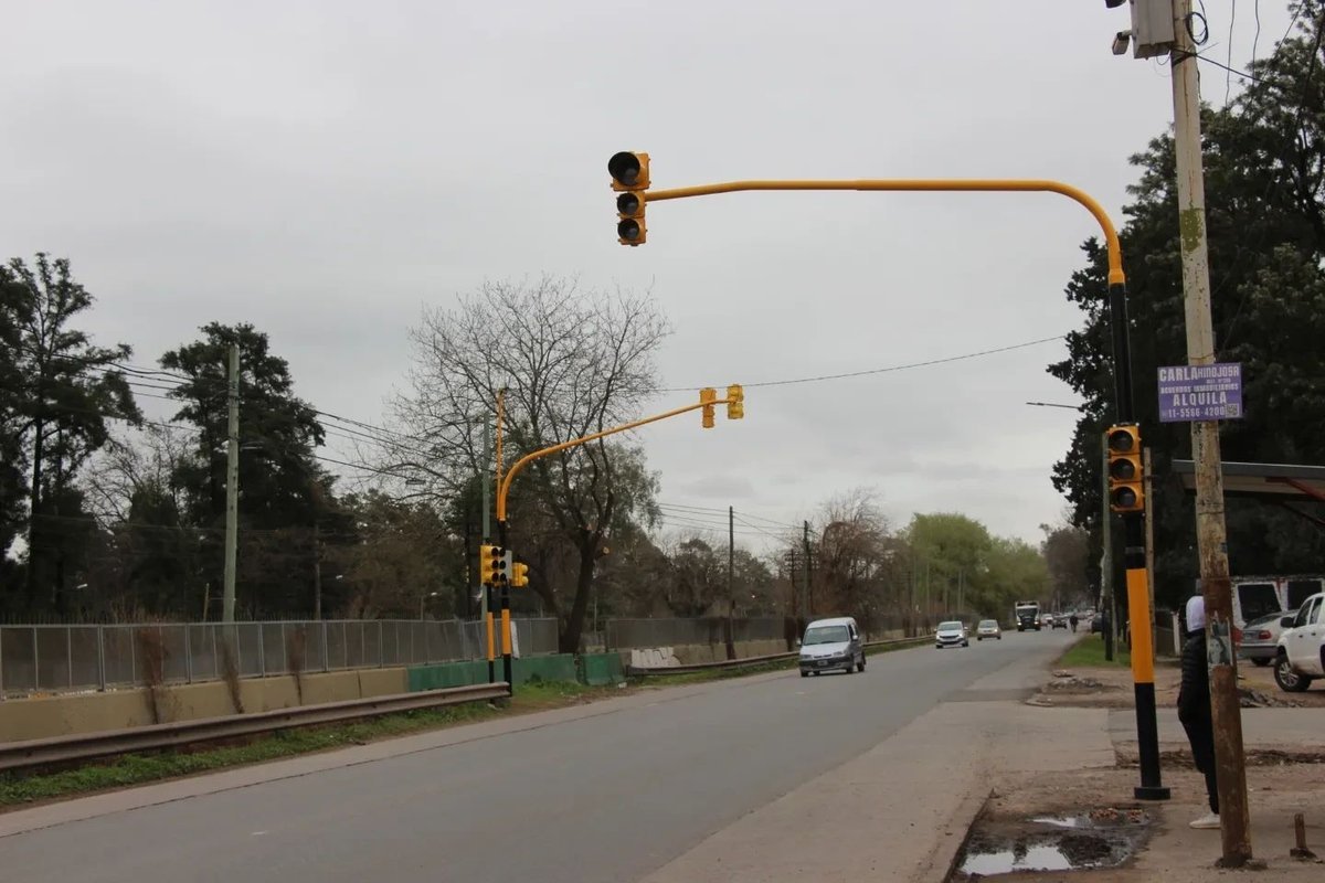 Los nuevos sem&aacute;foros de La Reja.