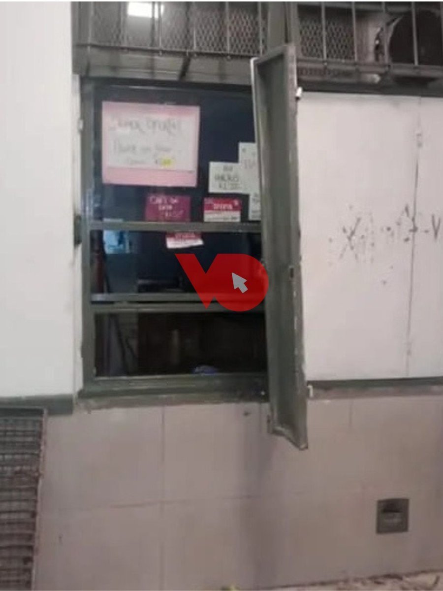 La ventana del kiosco de Libertad forzada.