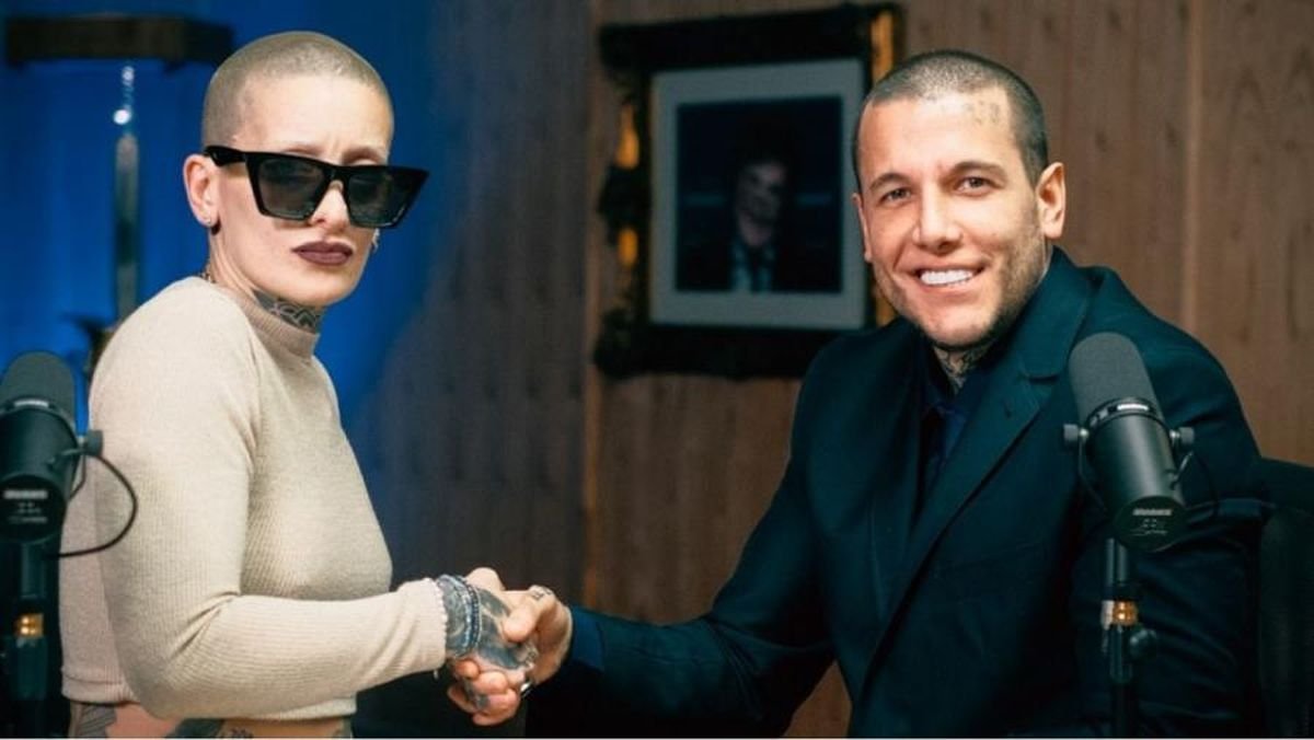 Alex Caniggia y Furia conductores de un programa de streaming.