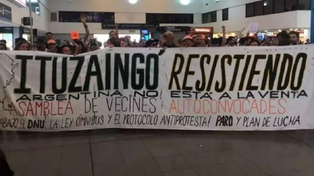 Bandera de la asamblea barrial de Ituzaing&oacute;.