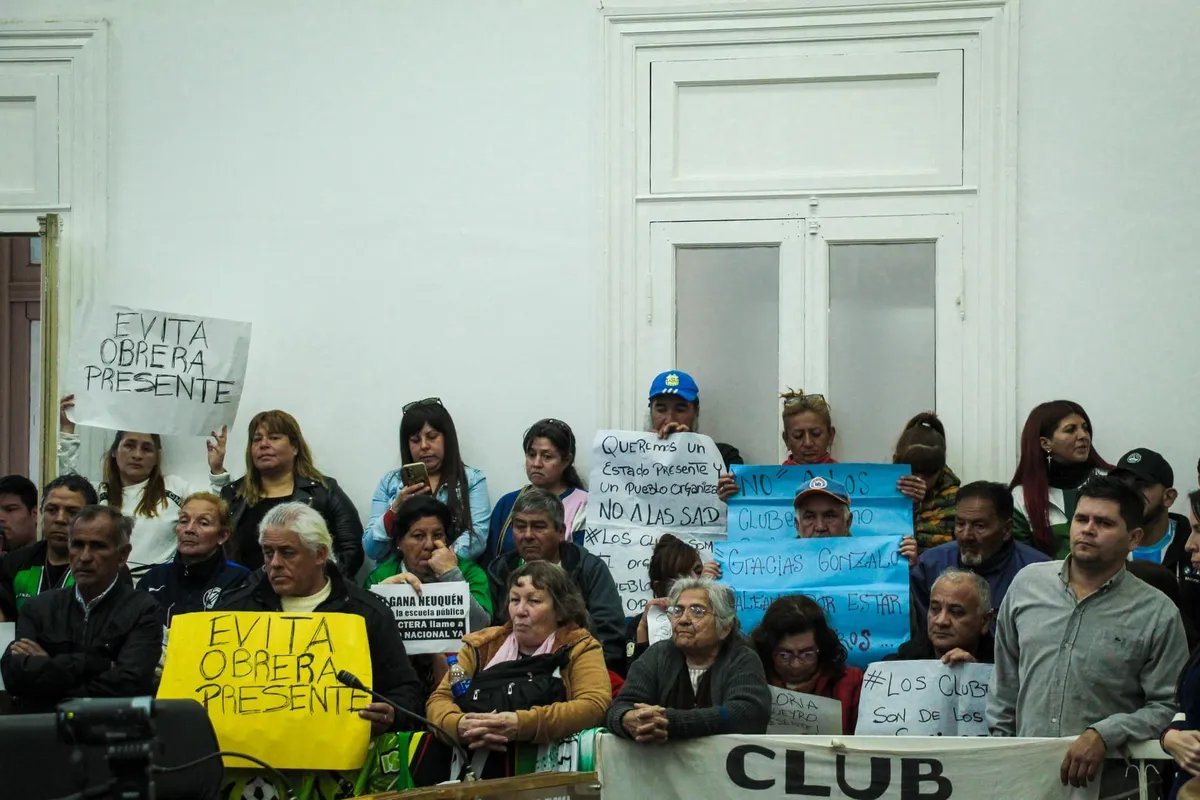 Algunos carteles en contra de las SAD en Moreno.