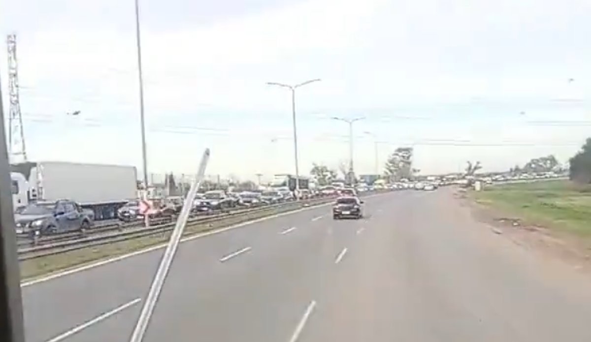 Congesti&oacute;n en el Camino del Buen Ayre por el accidente.