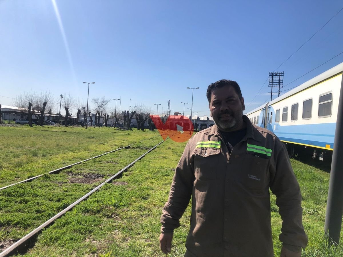 El&iacute;as, uno de los trabajadores del dep&oacute;sito.