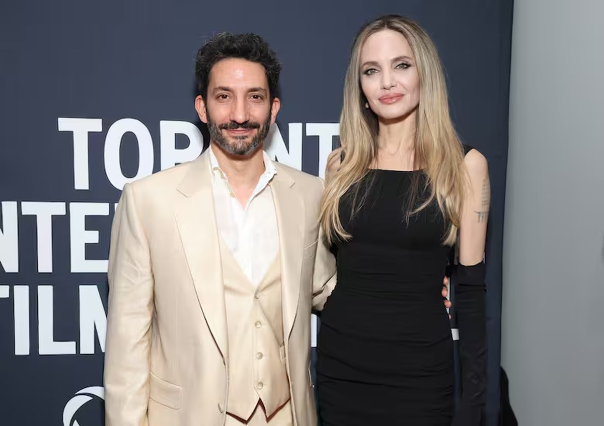 Juan Minuj&iacute;n se volvi&oacute; viral tras compartir una alfombra roja junto a Angelina Jolie.