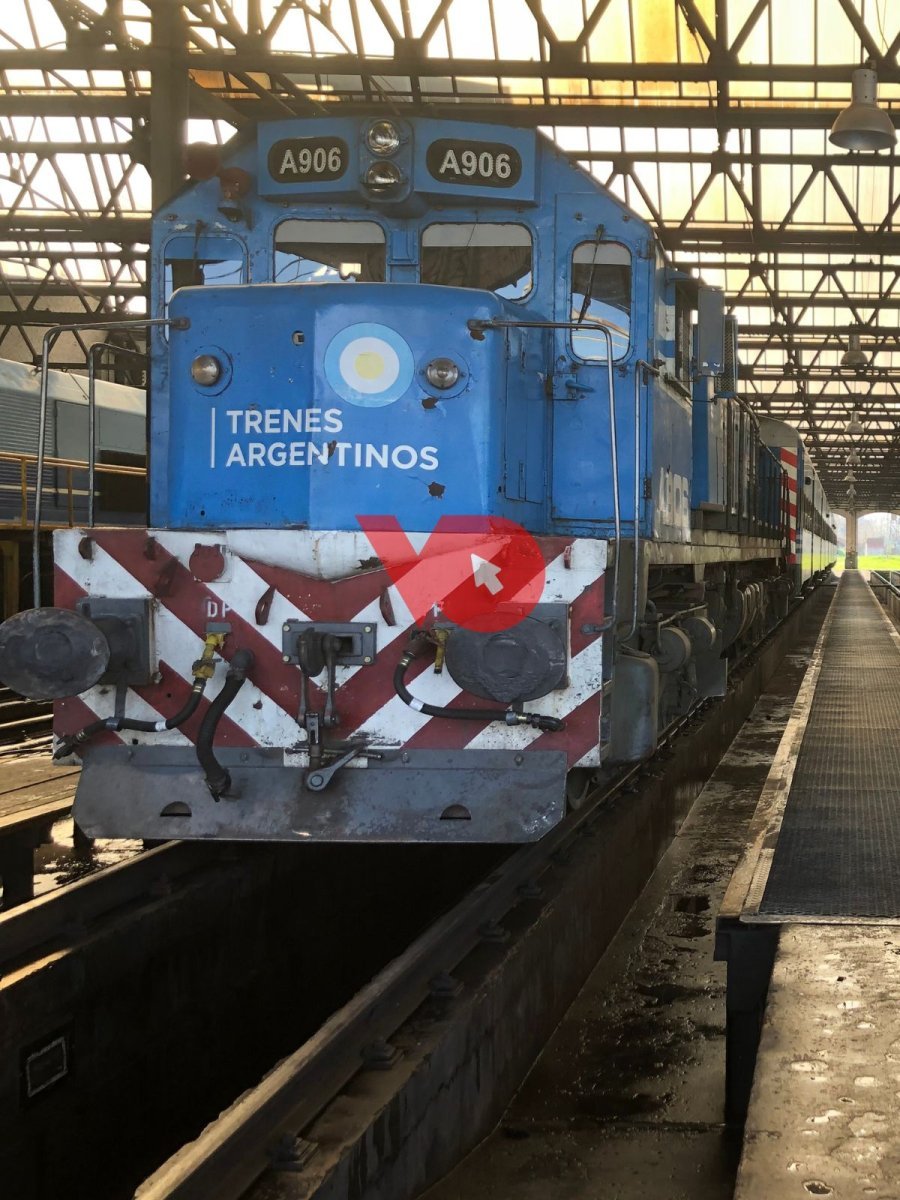 Una locomotora GT22 del Tren Sarmiento.