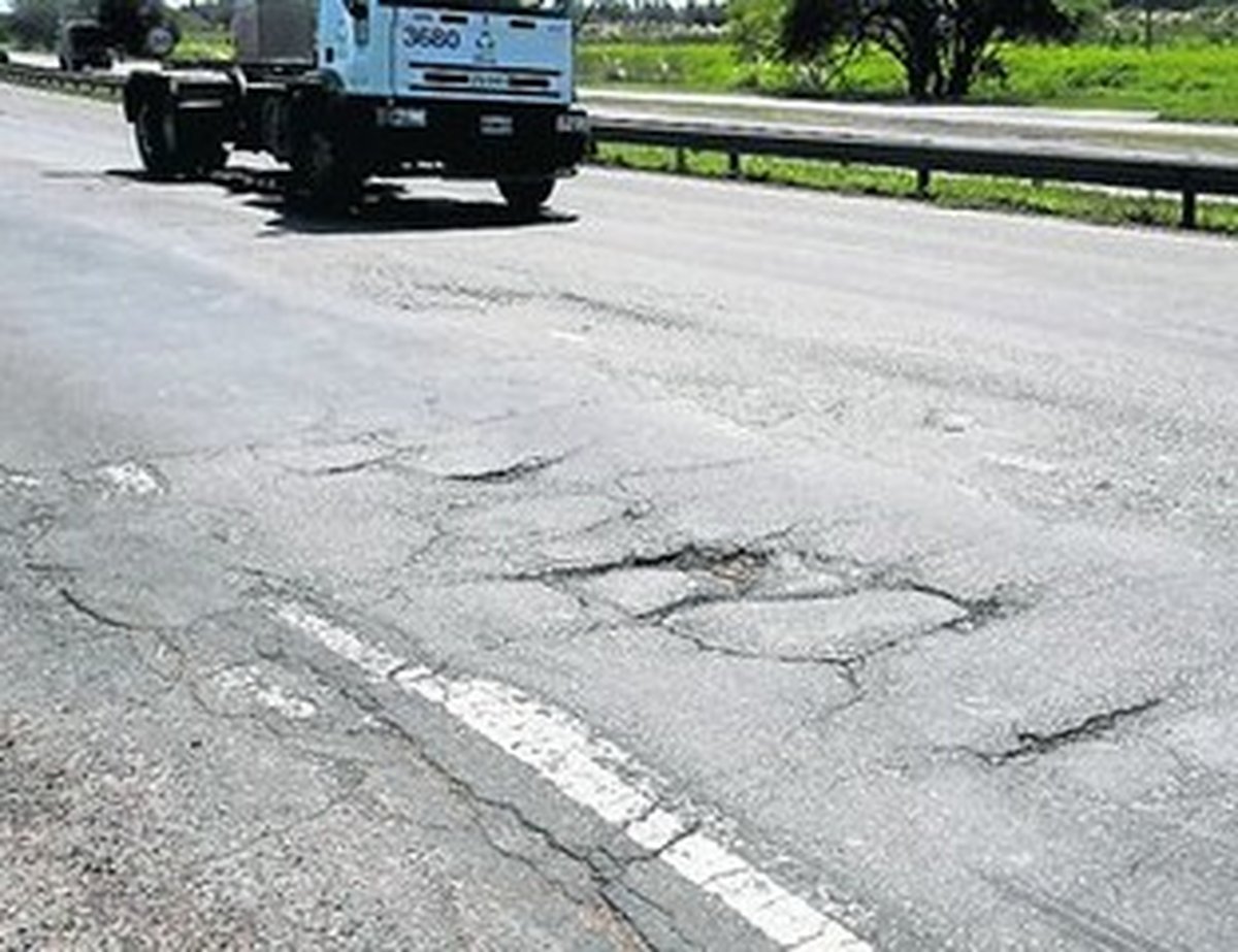 Un cami&oacute;n pasando por Hurlingham en el Camino del Buen Ayre.
