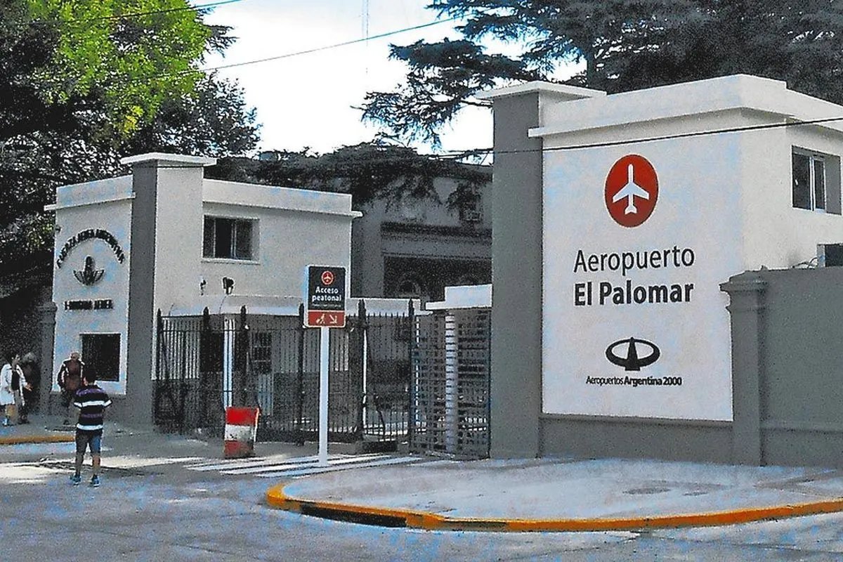 El ingreso al Aeropuerto de El Palomar.