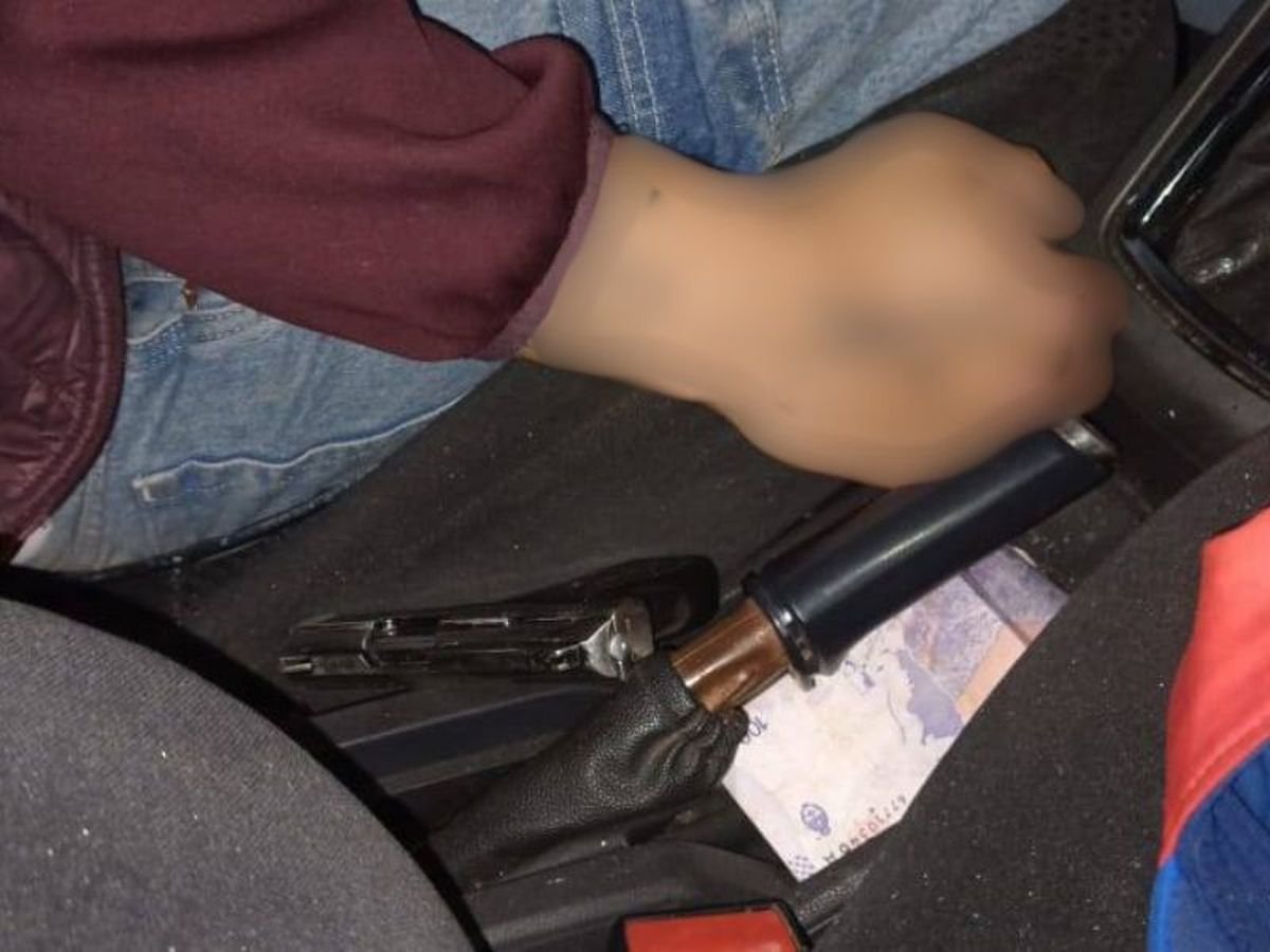 La mano del delincuente abatido en Isidro Casanova.