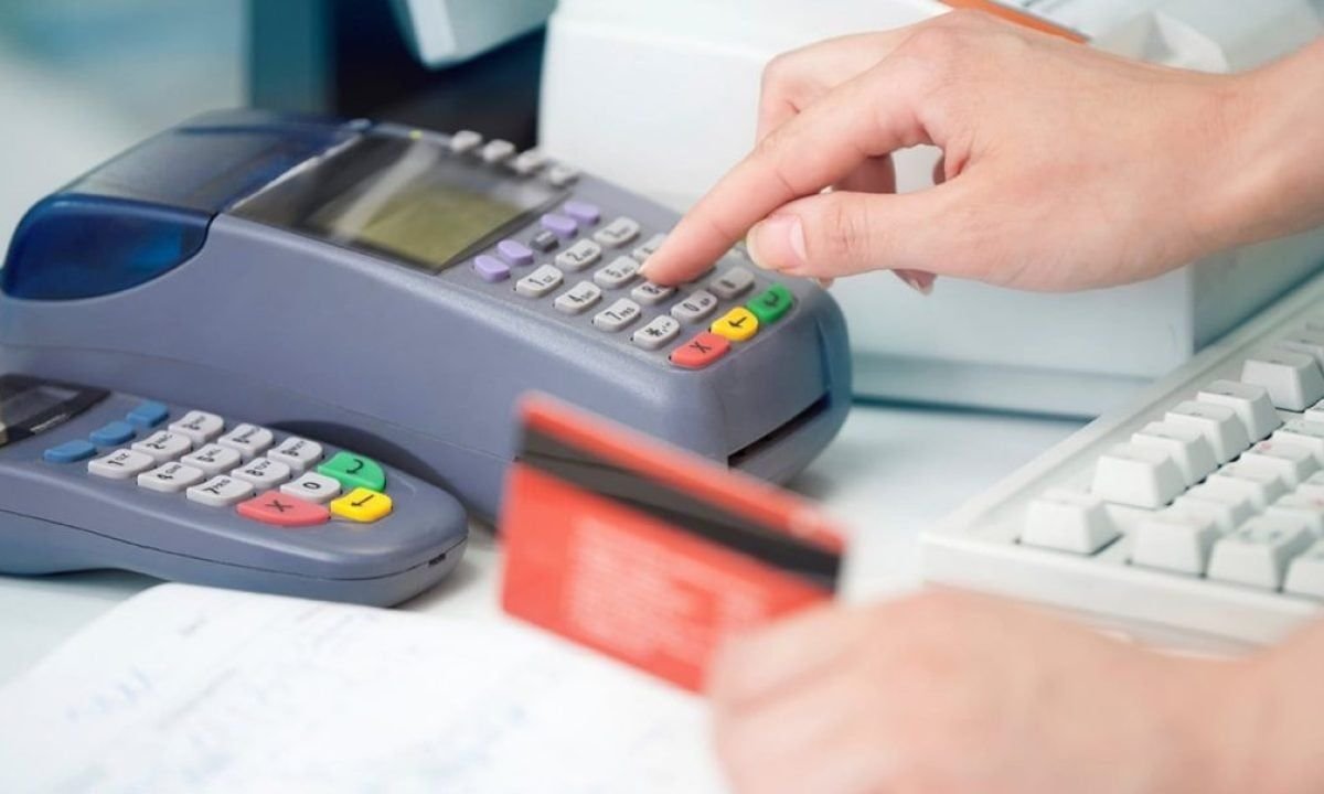 Qui&eacute;nes y c&oacute;mo podr&aacute;n pedir una tarjeta de d&eacute;bito para gastar en d&oacute;lares.