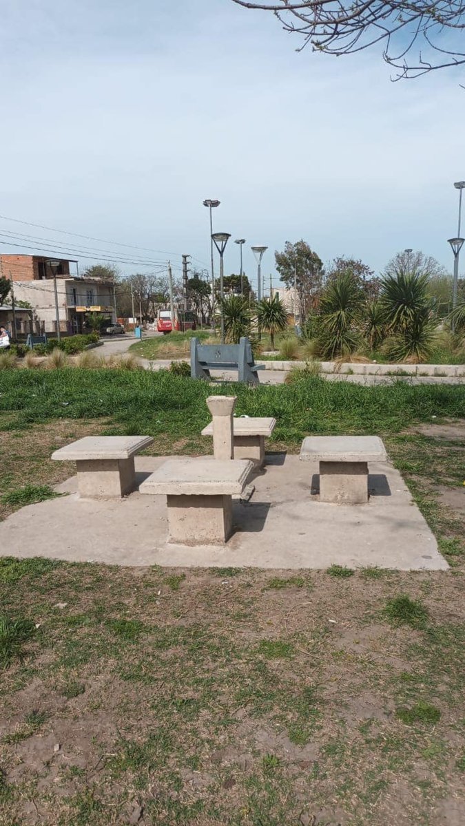 Una de las mesas rotas en Parque San Mart&iacute;n.