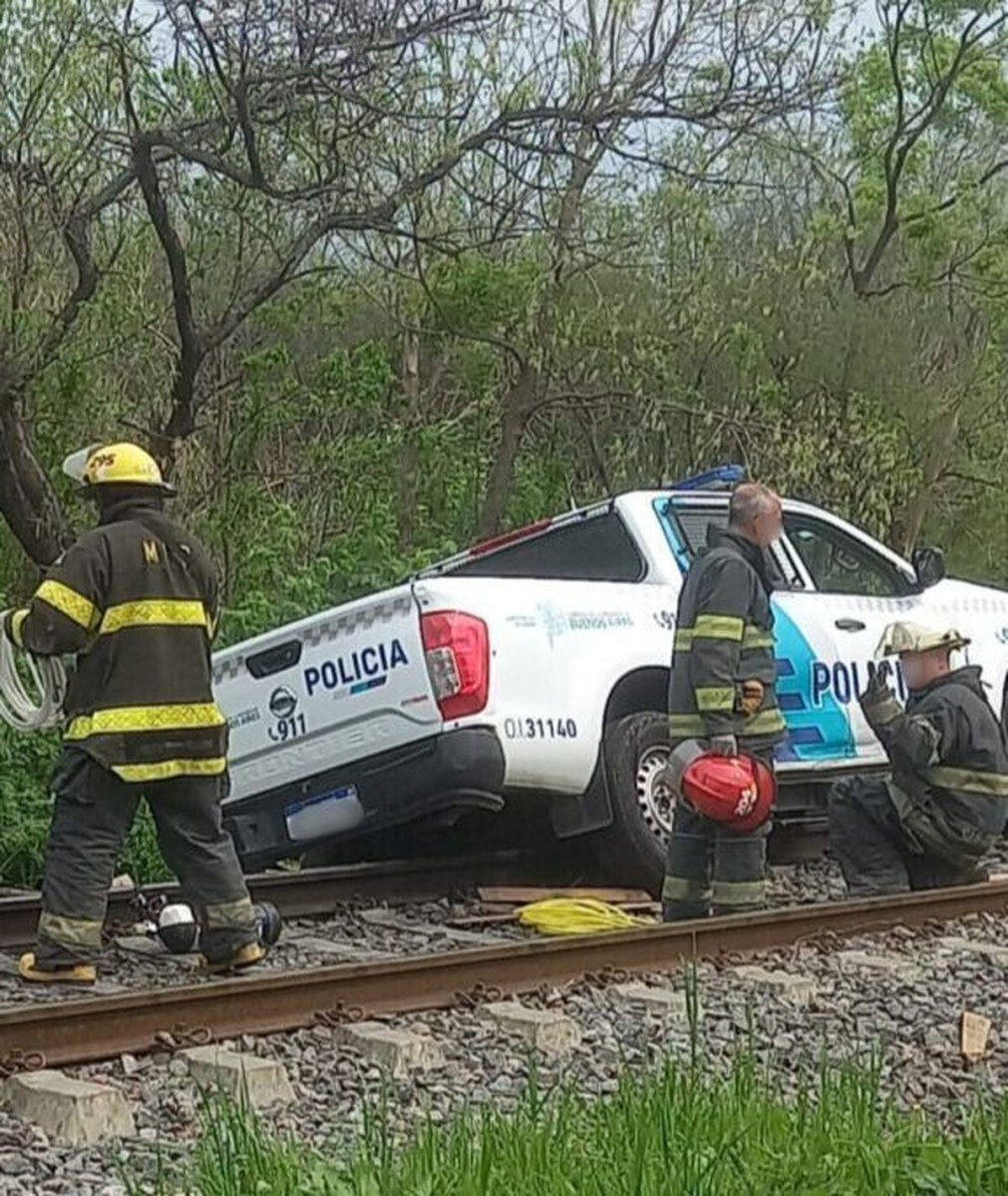 La persecuci&oacute;n sobre las v&iacute;as del Tren Mitre termin&oacute; con la patrulla atascada.