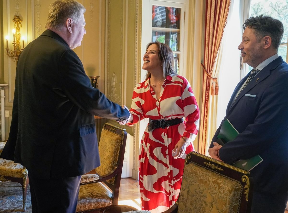 Gustavo Men&eacute;ndez y la diputada Monz&oacute;n se reunieron con el embajador del Papa en Argentina.