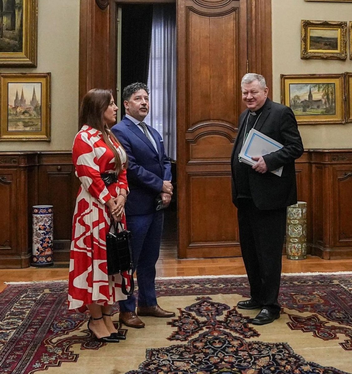 Gustavo Men&eacute;ndez y la diputada Monz&oacute;n se reunieron con el embajador del Papa en Argentina.