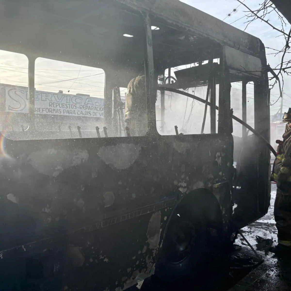 As&iacute; qued&oacute; el colectivo incendiado en Villa Tesei.