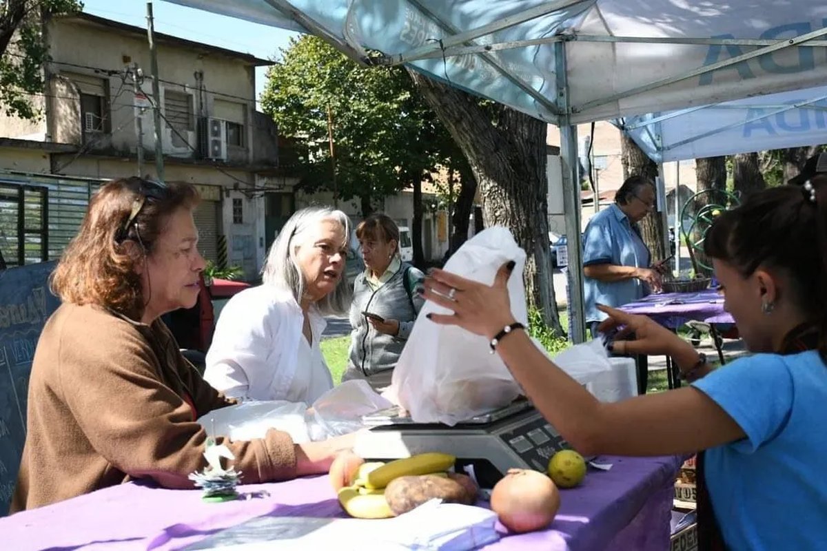 Uno de los mercados bonaerenses en Mor&oacute;n.