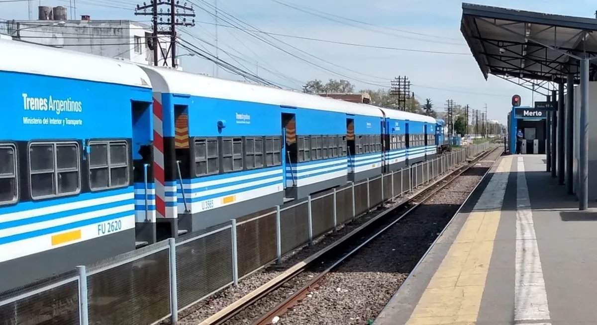 Una formaci&oacute;n di&eacute;sel del Tren Sarmiento en Merlo.