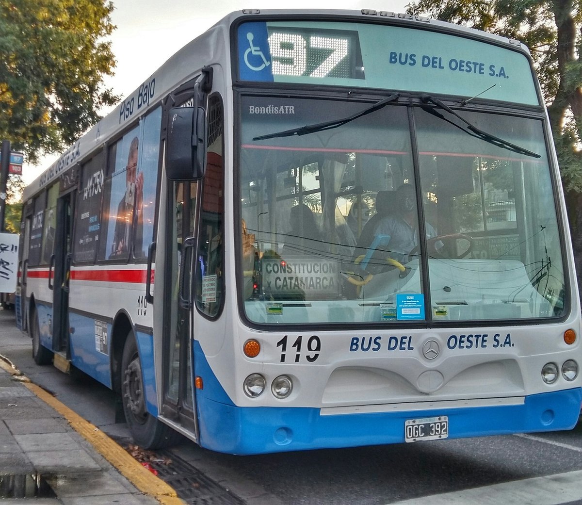 Uno de los Menghi que ya posee la l&iacute;nea 97 circulando por el Oeste. Fotograf&iacute;a: Bondis ATR.