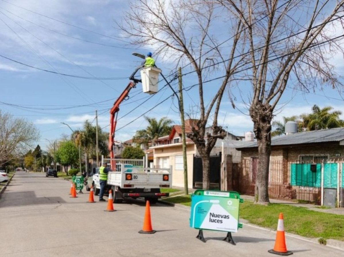 Una cuadrilla del Programa de Recambio del Parque Lum&iacute;nico de Hurlingham.