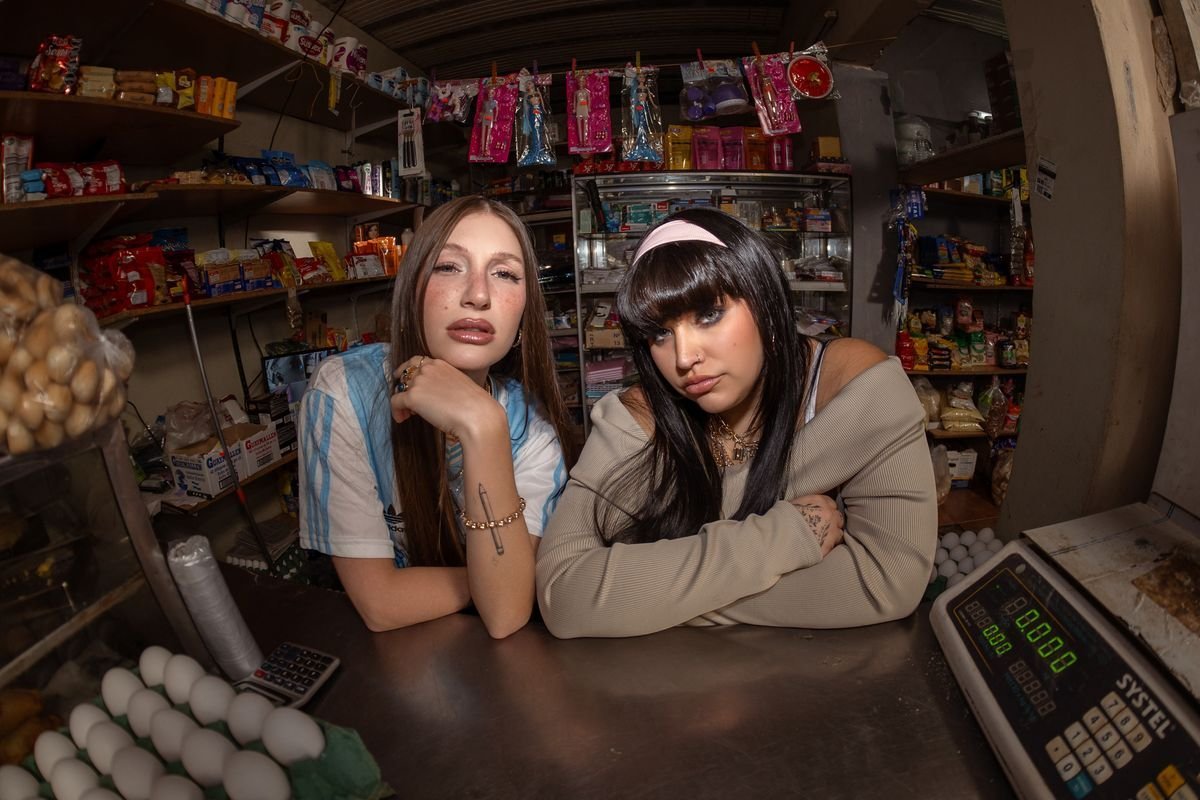 Yami Safdie en una colaboraci&oacute;n con Flor &Aacute;lvarez