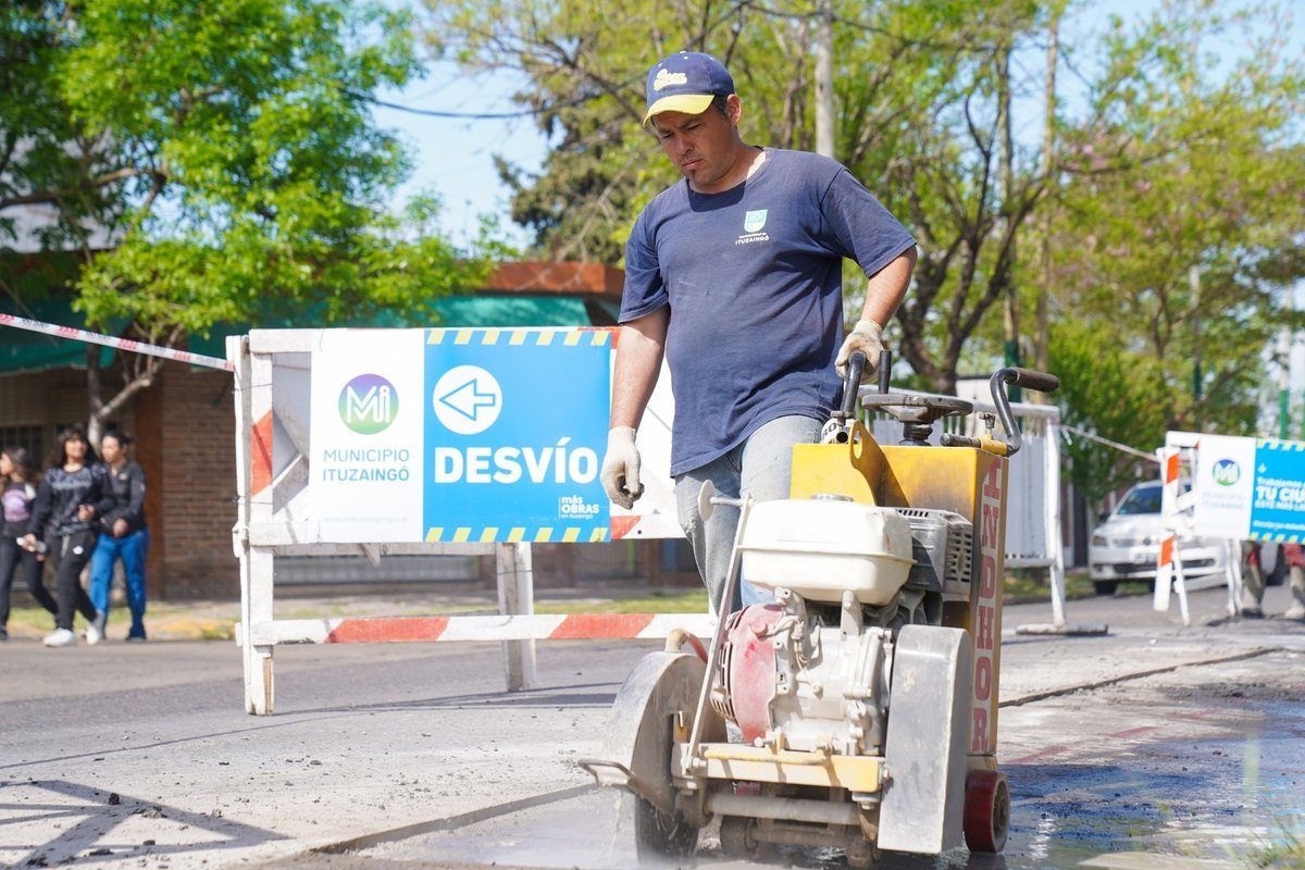 Obras de bacheo en Ituzaing&oacute;.