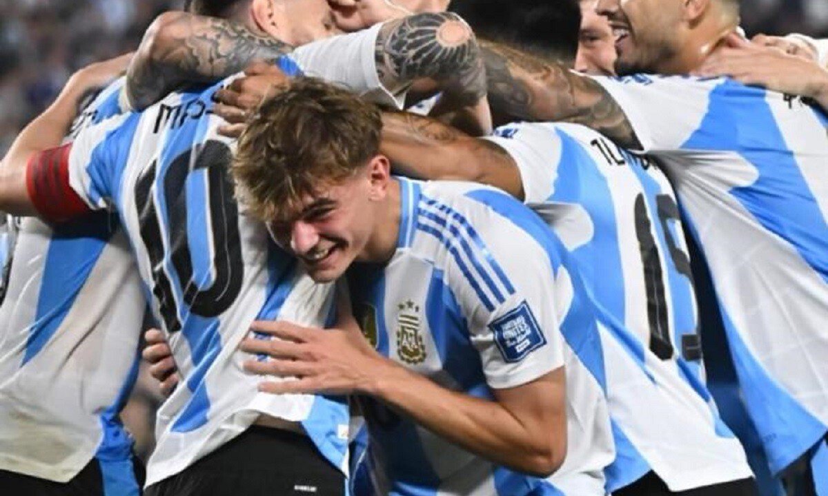 El video del festejo entre Lionel Messi y Nico Paz. Foto: La Br&uacute;jula 24.