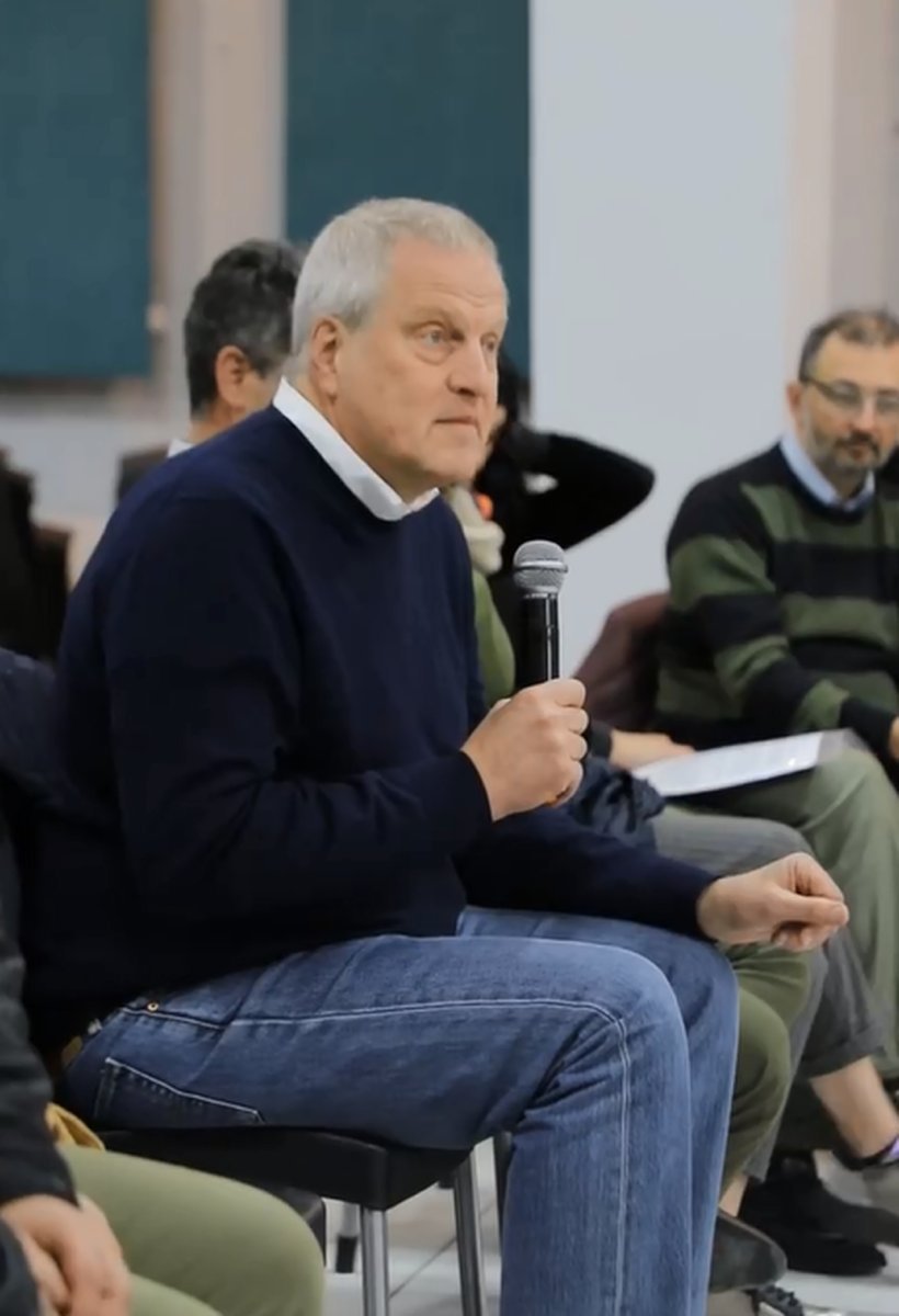 El rector de la UNAHUR, Jaime Perczyk, presentando el programa de becas.