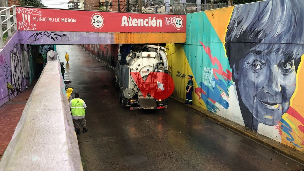Caos en Mor&oacute;n por un cami&oacute;n atascado en el t&uacute;nel Casullo