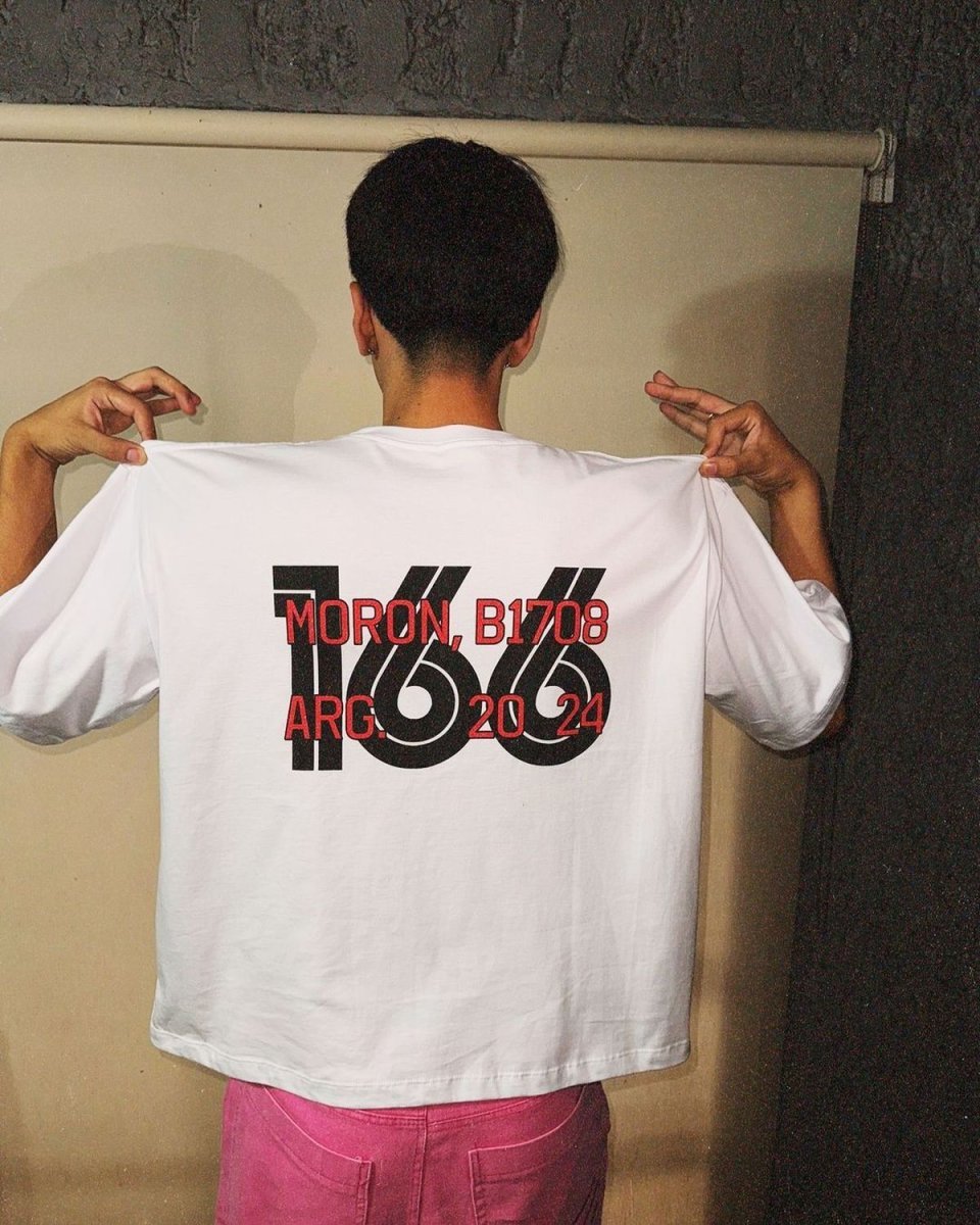 Parte del merchandising que encontrar&aacute;n los fans en el recital de Milo J.