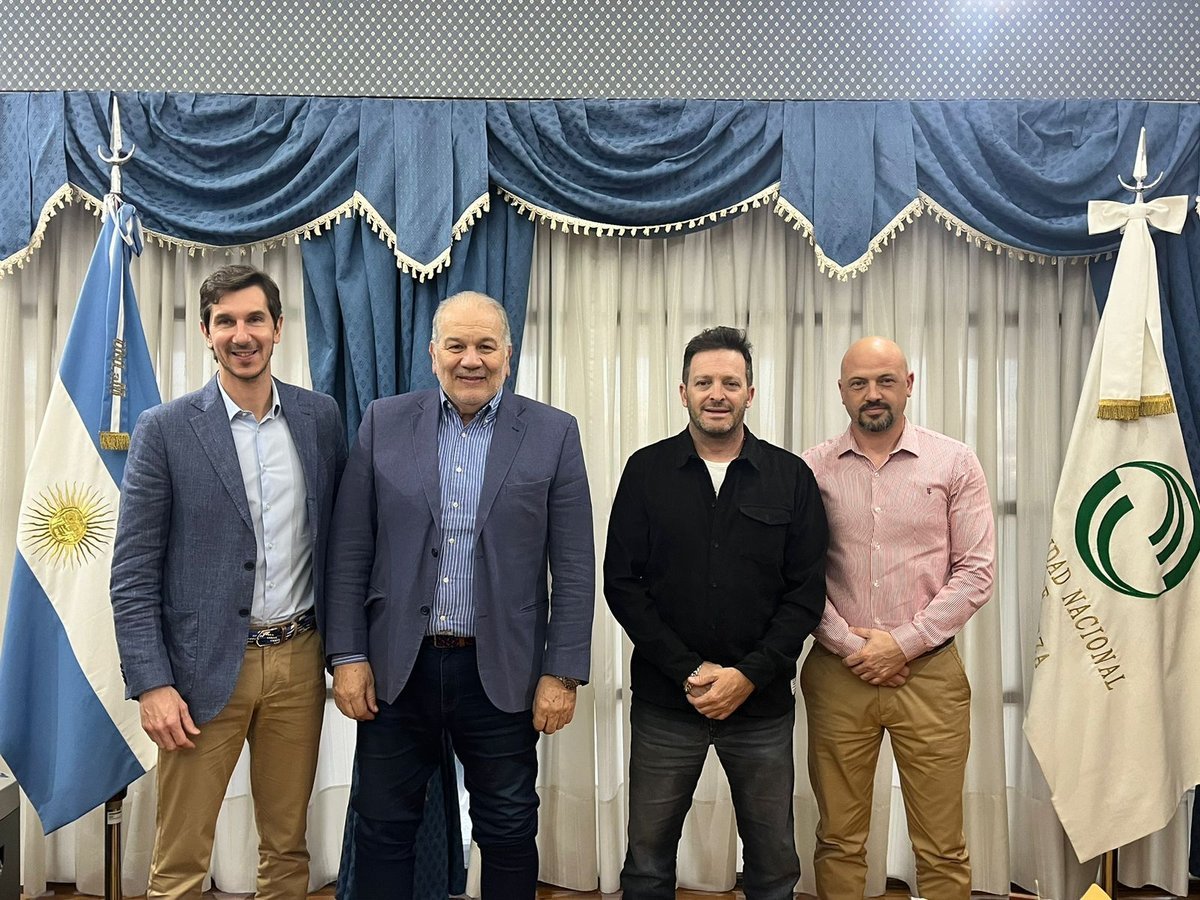 Los representantes de la UNLaM y Campan&oacute;polis tras firmar el acuerdo.