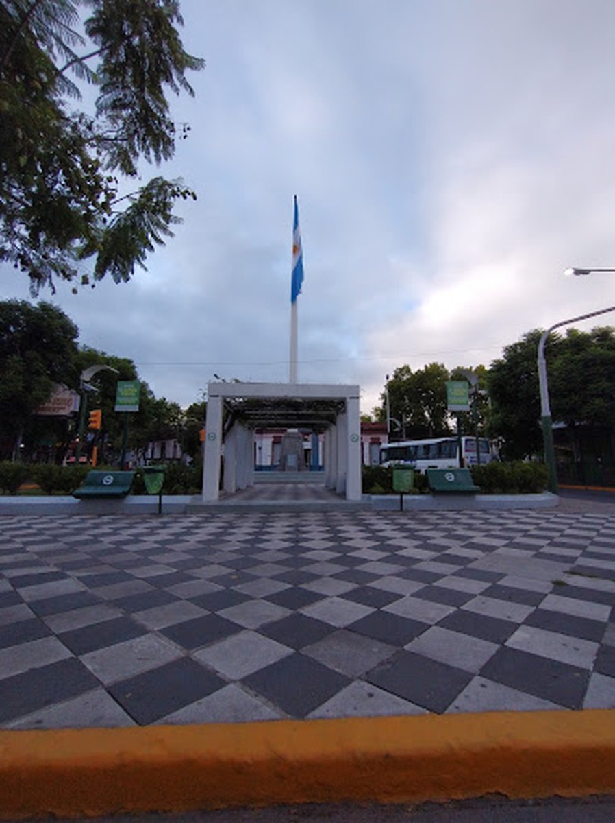 El damero formado en la plazoleta del m&aacute;stil de Merlo.