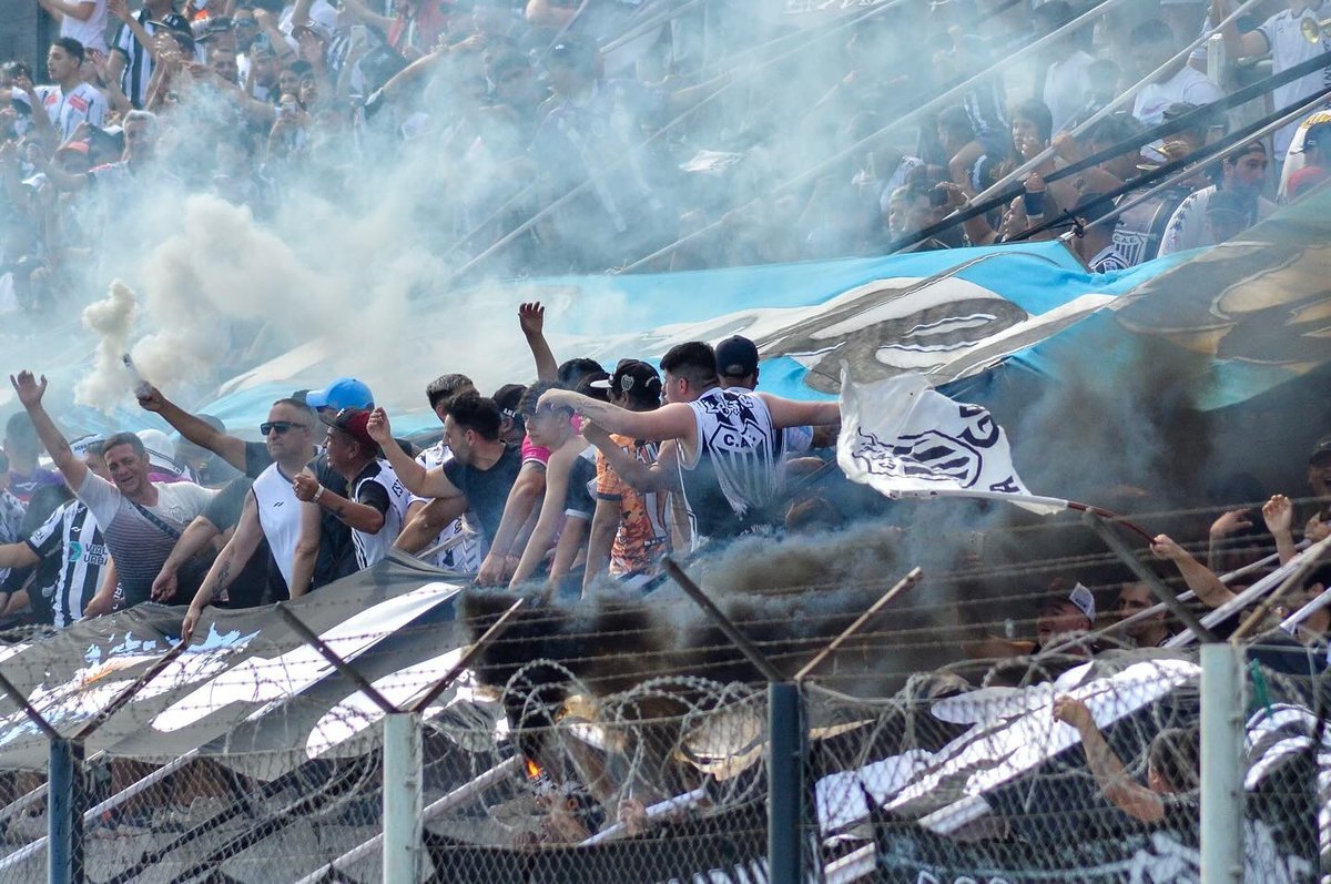 La hinchada de Estudiantes de Caseros.