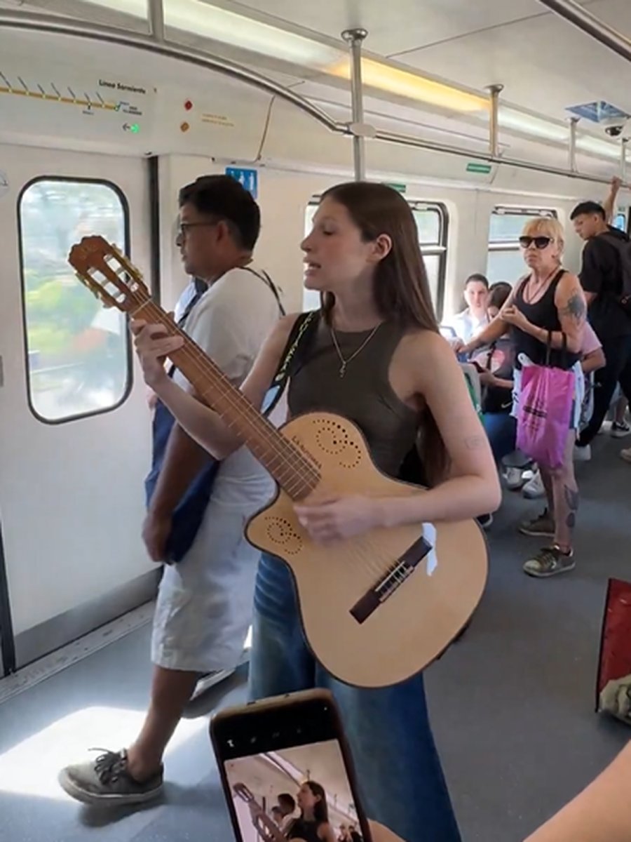 Yami Safdie volvi&oacute; a subirse al Tren Sarmiento, est&aacute; vez cant&oacute; su nuevo tema.