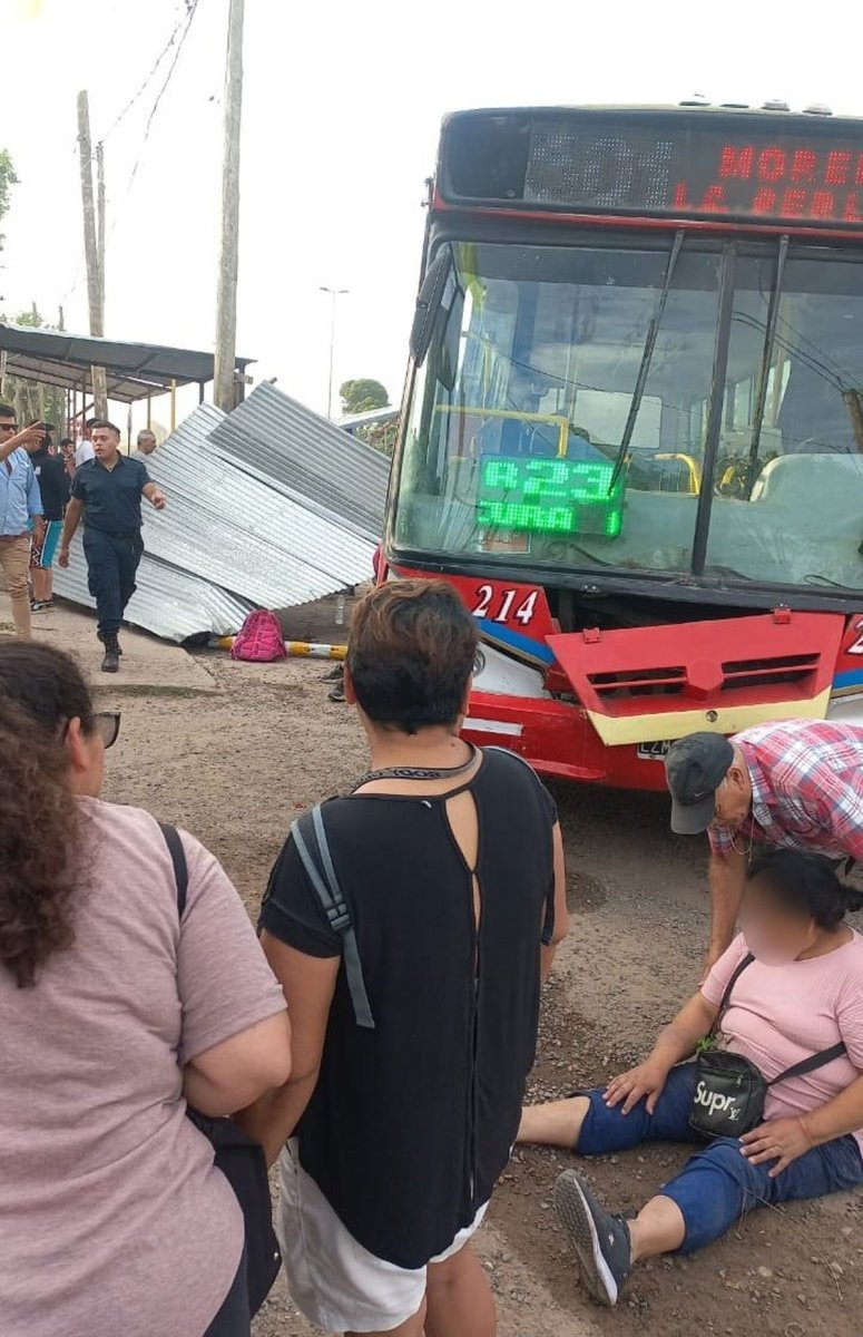 Tragedia en Moreno: un colectivo atropell&oacute; a cuatro personas y una mujer falleci&oacute;.