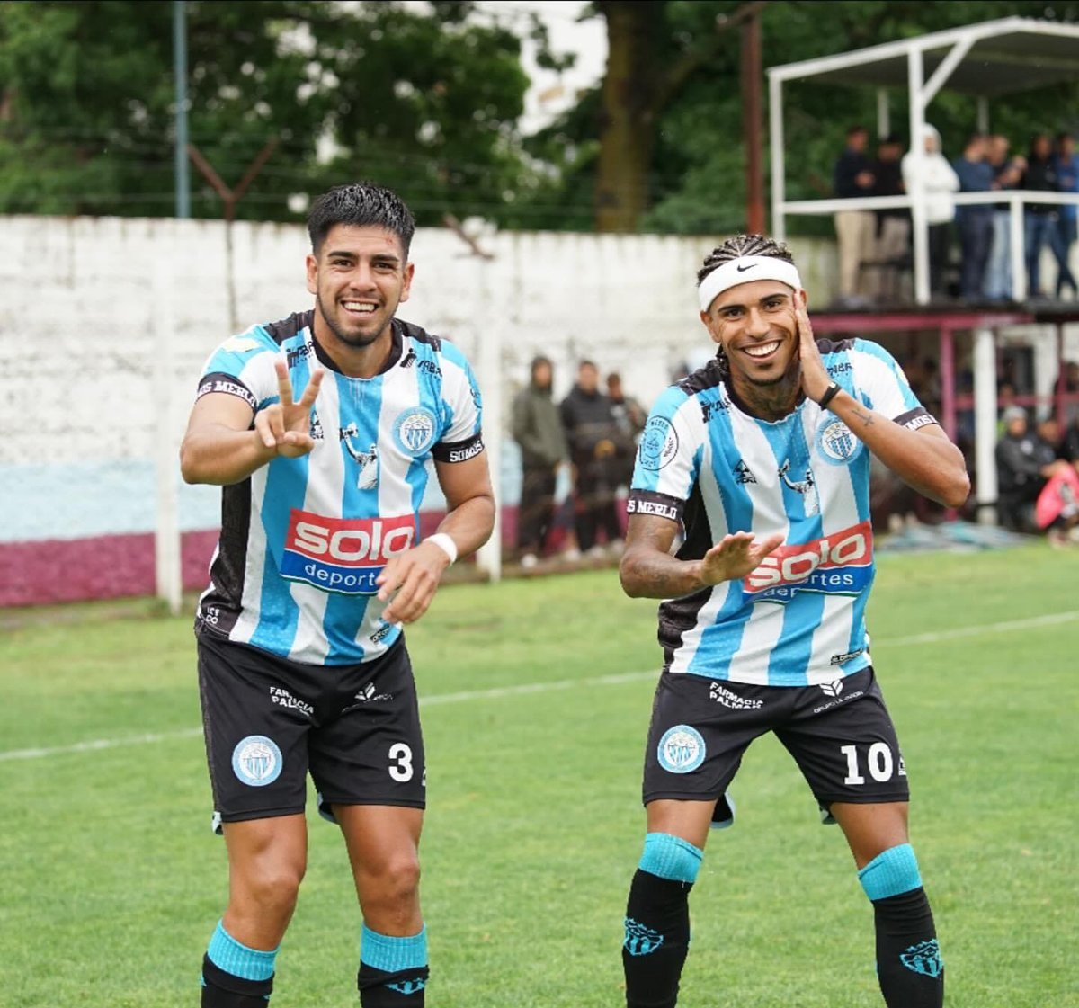 El festejo de uno de los cuatro tantos de Argentino de Merlo ante UAI Urquiza.