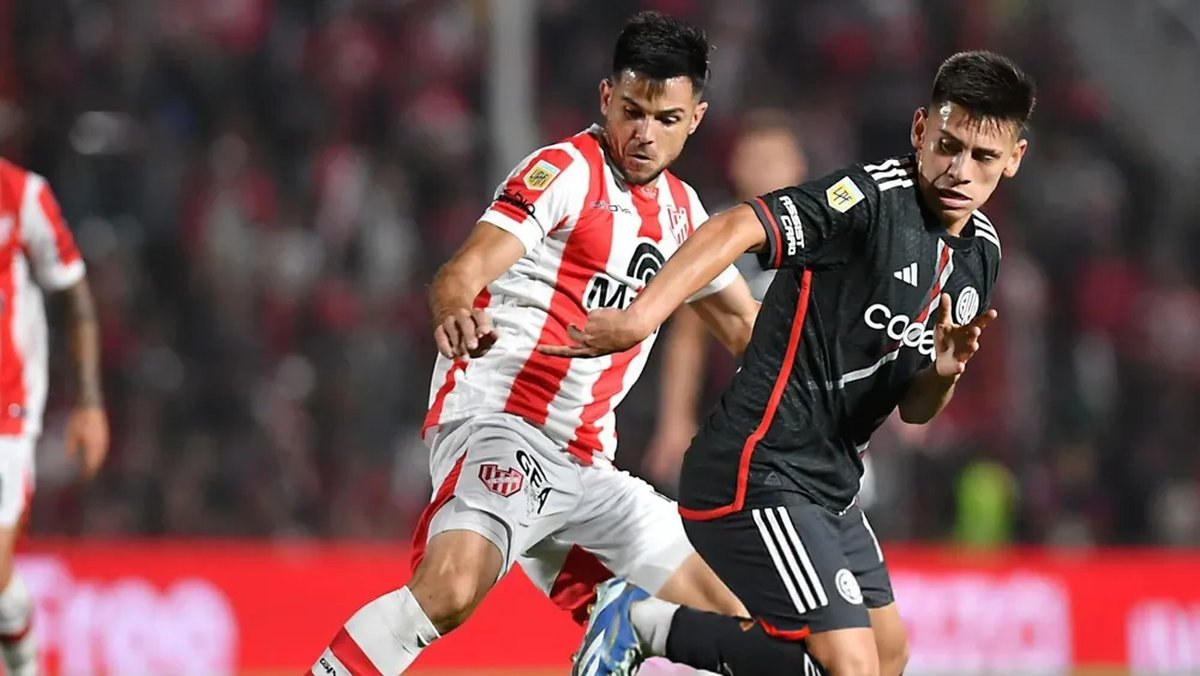 Un nuevo partido por la Liga Profesional en donde se cruzar&aacute;n Instituto de C&oacute;rdoba y River Plate. Foto: Getty Images.