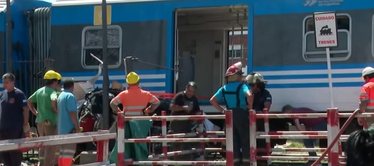 Tren Belgrano Sur: cruz&oacute; la barrera baja en Laferrere y muri&oacute; arrollada por una formaci&oacute;n.