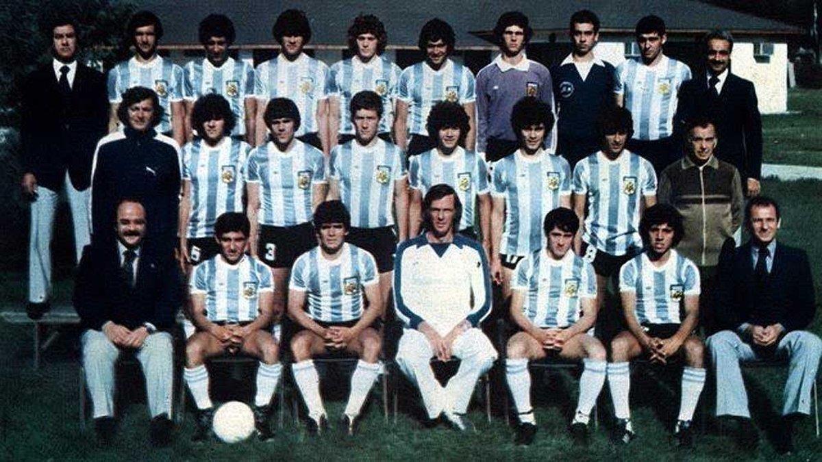 El plantel argentino de 1979, con Diego y Bachino.