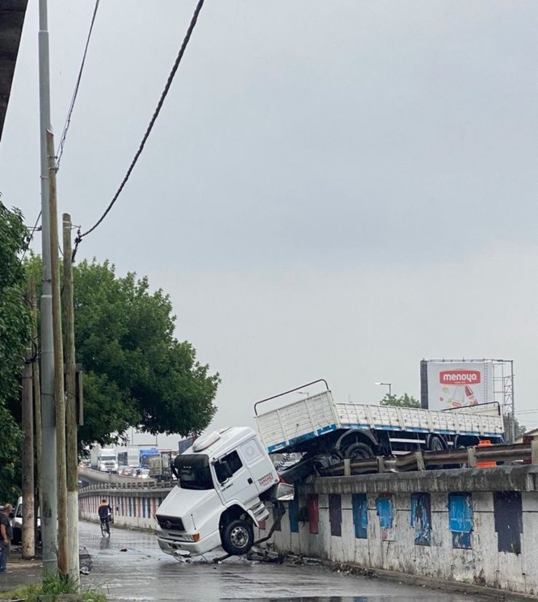 La Matanza: un cami&oacute;n qued&oacute; colgado en el Camino de Cintura