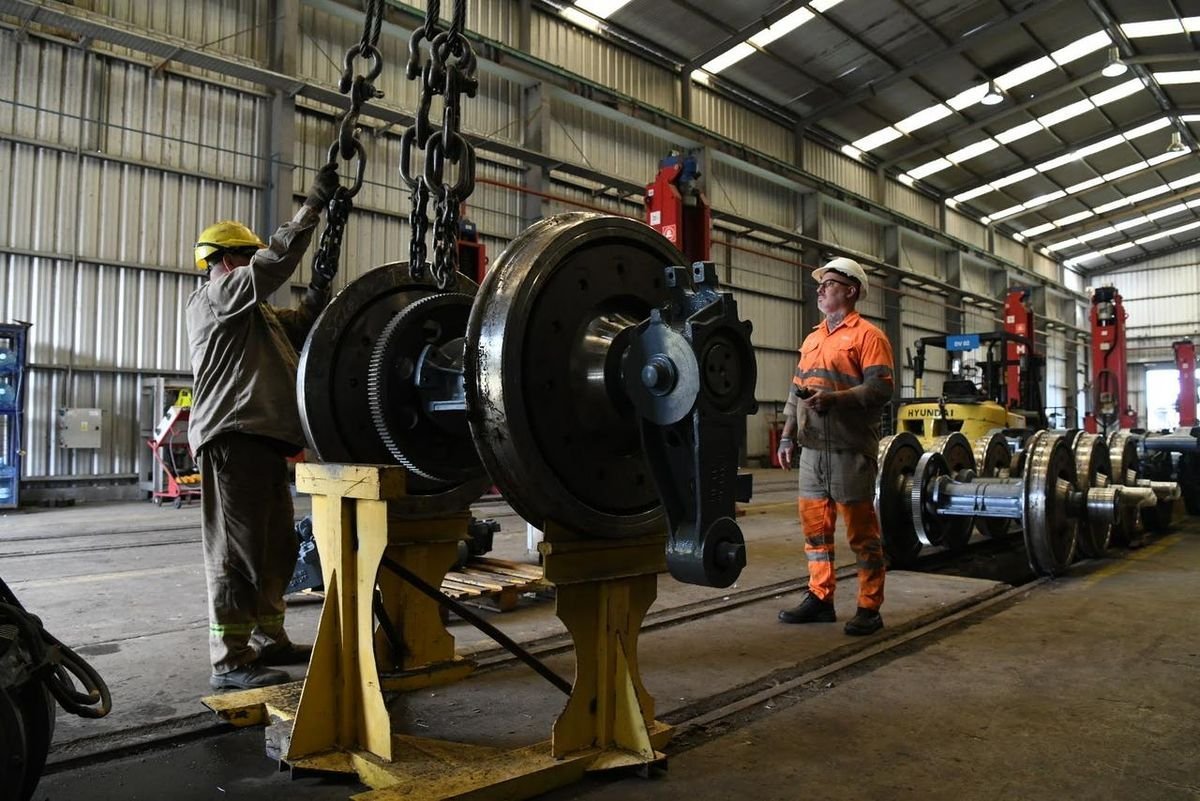 Algunos pares de las nuevas ruedas para los trenes del Belgrano Sur.