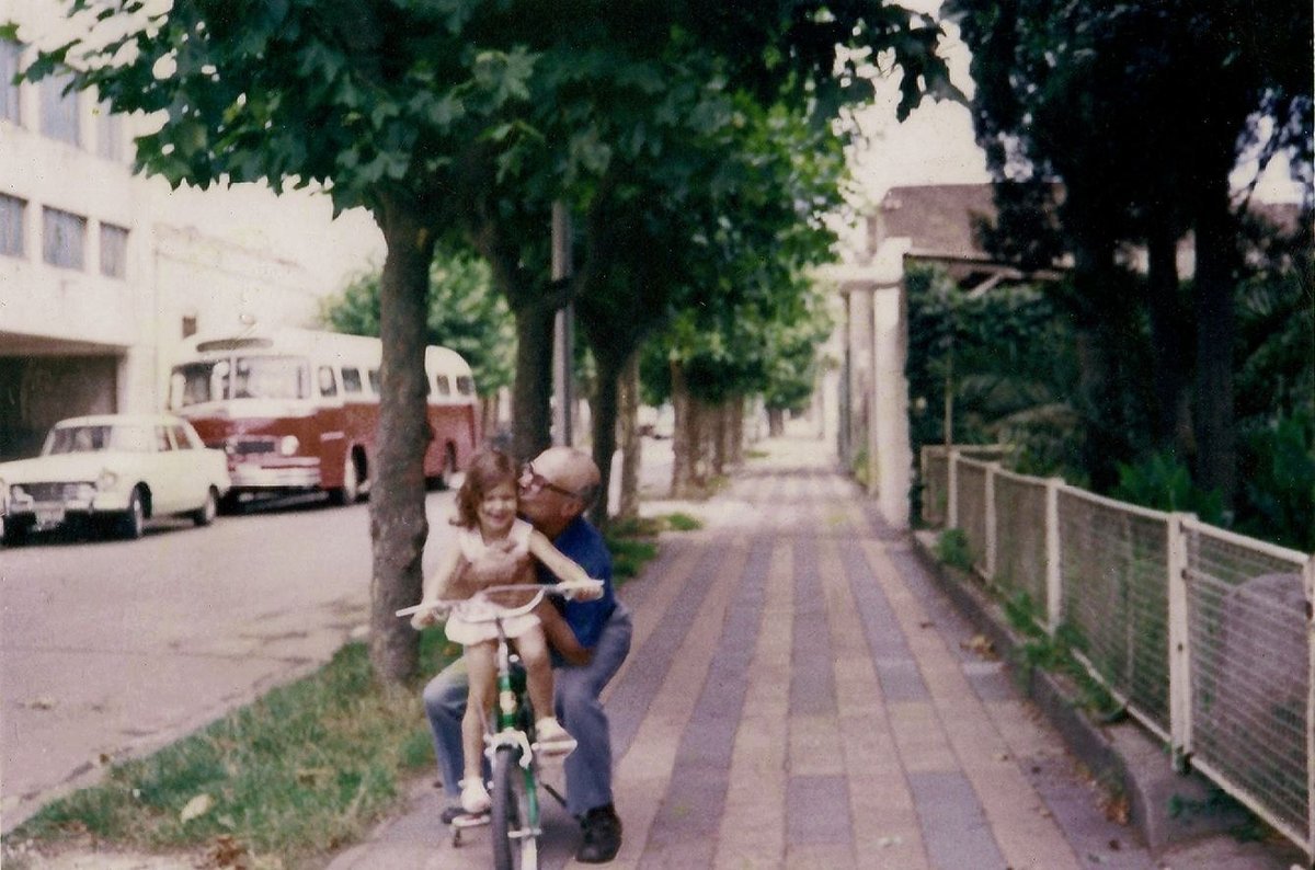 Ernesto Sabato con Luciana, su nieta.