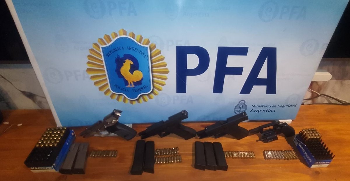 Algunas de las armas secuestradas a la banda de explotadores de Ramos Mej&iacute;a.